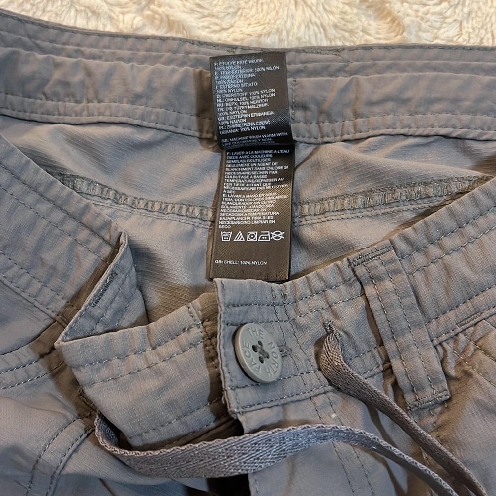 The North Face Lightweight Gray Cargo  Roll Up Into Capris Pants Size  4 - Picture 7 of 10